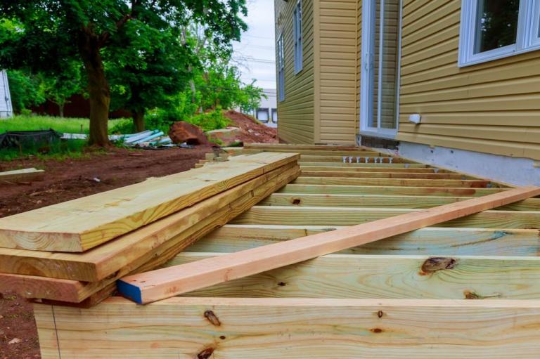 Bois, pierre ou composite : quel matériau pour poser une terrasse ?
